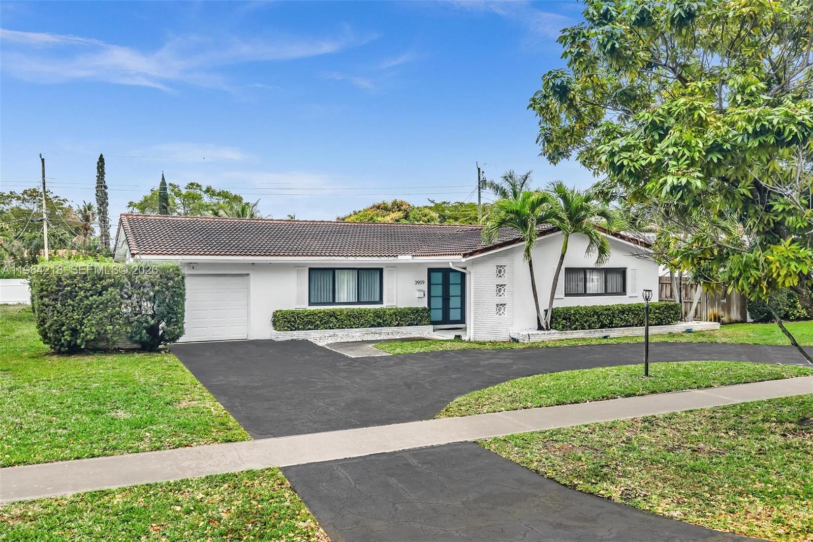 HOLLYWOOD HILLS - Residential