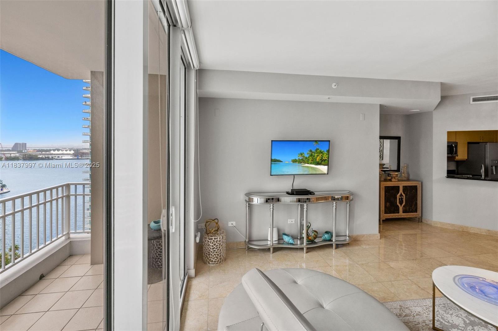 801 Brickell Key Blvd 2006, Miami, FL, 33131/$595,000 4 801 Brickell Key Blvd 2006