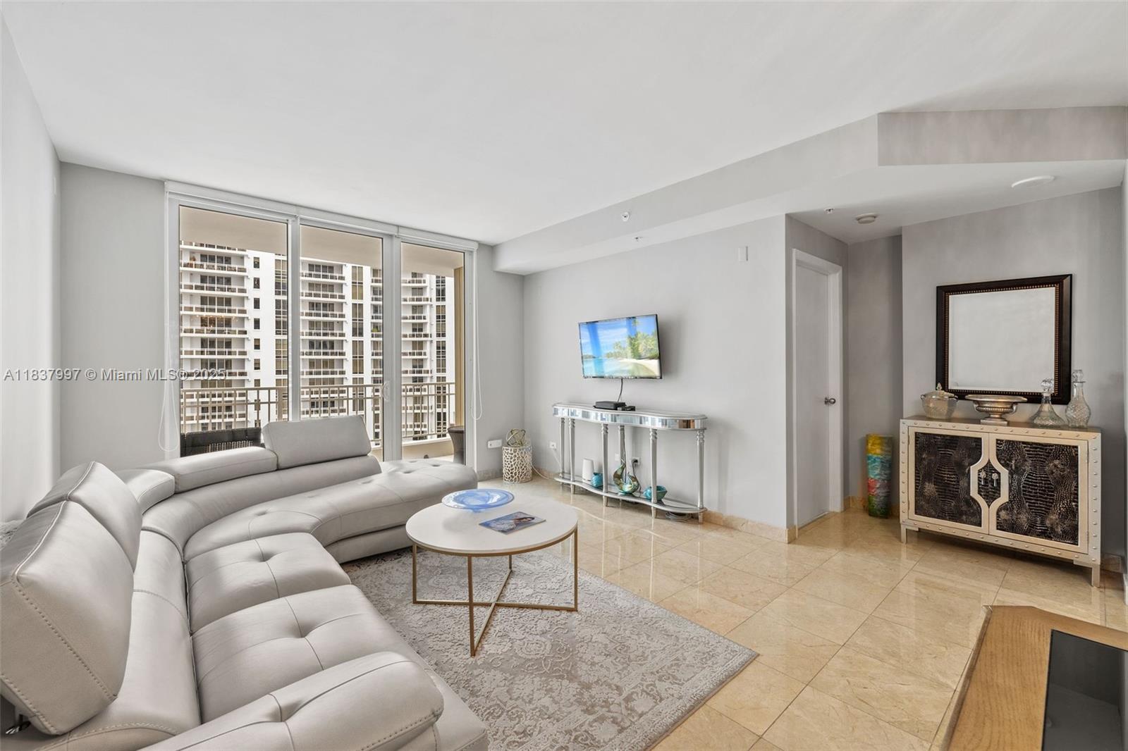 801 Brickell Key Blvd 2006, Miami, FL, 33131/$595,000 2 801 Brickell Key Blvd 2006