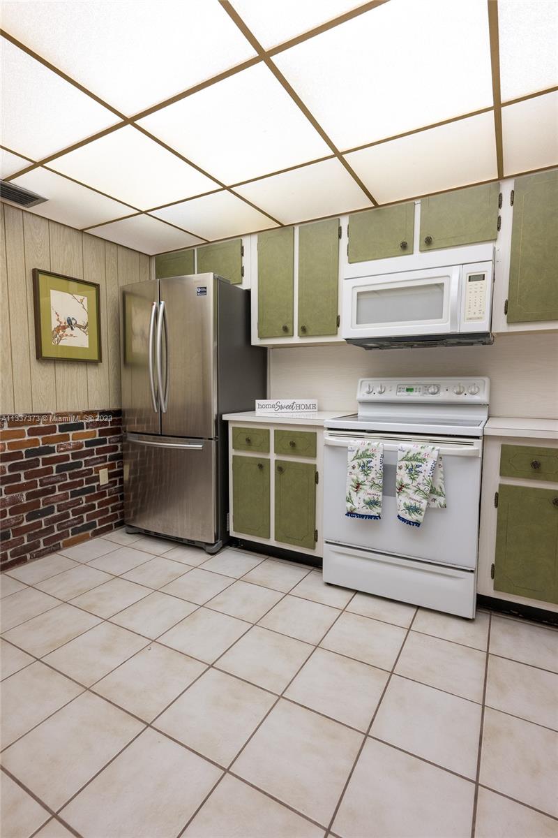 Photo 8 of 46 of 8453 SW 137th Ave 8453 townhome