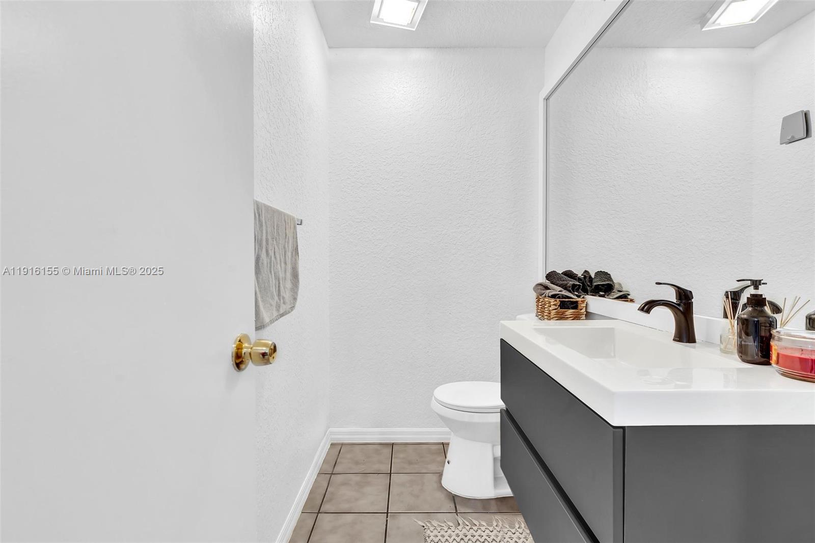 EMBASSY LAKES - Residential