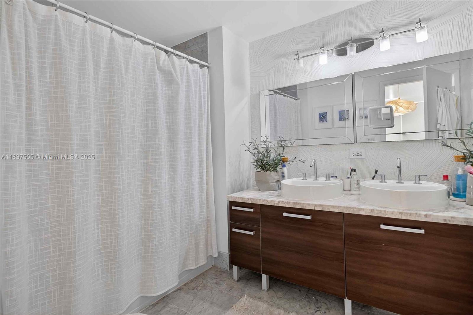 VIZCAYNE NORTH CONDO - Residential