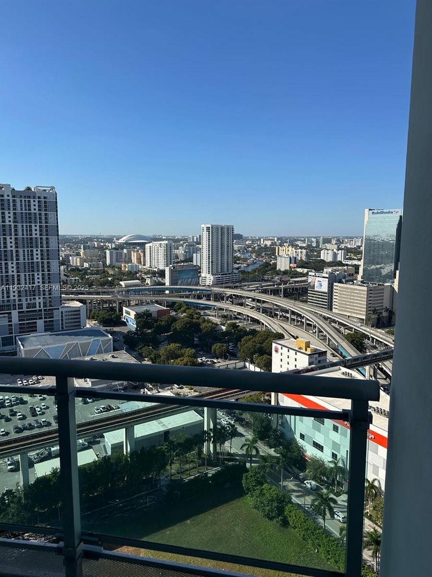 STUNNING CITY AND MIAMI RIVER VIEWS FORM THIS 2 BDRMS 2 BTH IN THE HEART OF BRICKELL & DOWNTOWN. MARBLE FLOORS & GRANITE COUNTER TOPS. W/D IN THE UNIT. AMAZING AMENITIES INCLUDING INFINITY EDGE PPOL, JACUZZI, SPORT ROOM WITH PLASMAS & BILLIARD TABLE. 2 LEVEL CLUBHOUSE, THEATER & MEDITATION RM. STATE OF THE ART GYM & SPA WITH SAUNA, STEAM RM AS WELL AS MASSAGE RM. CLOSE TO SOUTH BEACH.