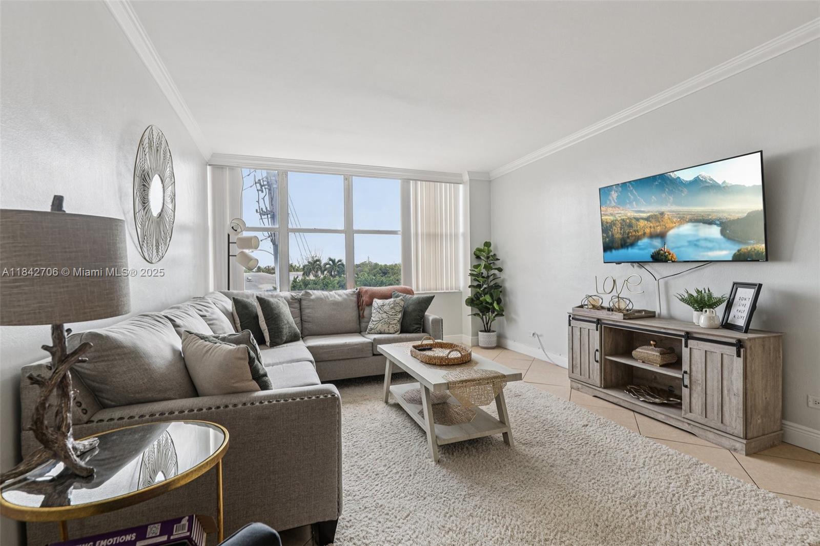 7441 Wayne Ave 2B, Miami Beach, FL, 33141/$320,000 4 7441 Wayne Ave 2B