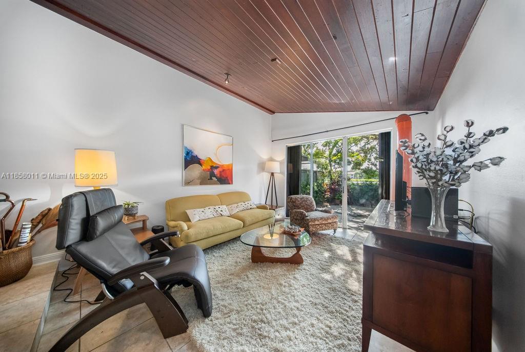 BRIAR BAY TOWNHOUSE ESTAT - Residential