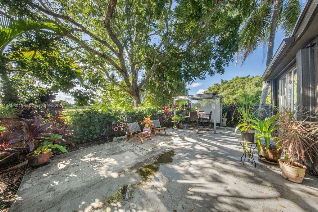 BRIAR BAY TOWNHOUSE ESTAT - Residential