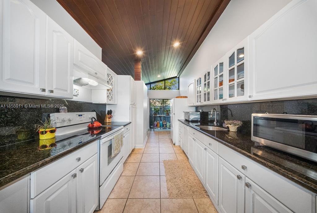 BRIAR BAY TOWNHOUSE ESTAT - Residential