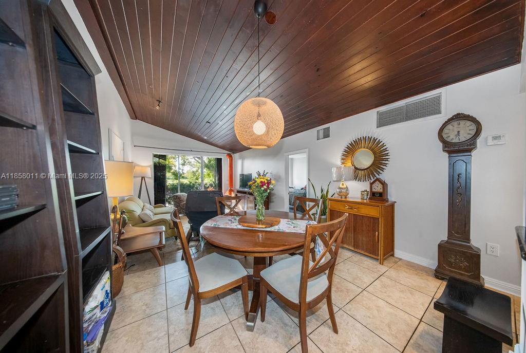 BRIAR BAY TOWNHOUSE ESTAT - Residential