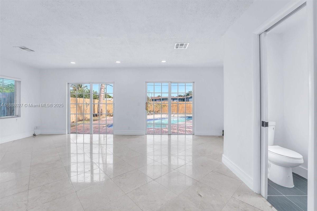 HOLLYWOOD HILLS - Residential