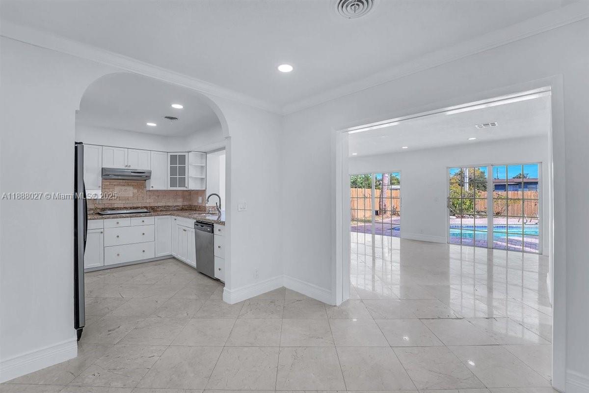 HOLLYWOOD HILLS - Residential