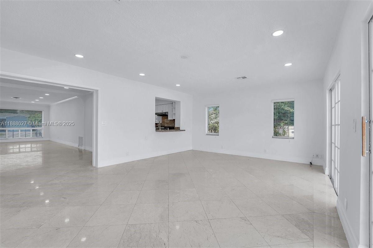 HOLLYWOOD HILLS - Residential