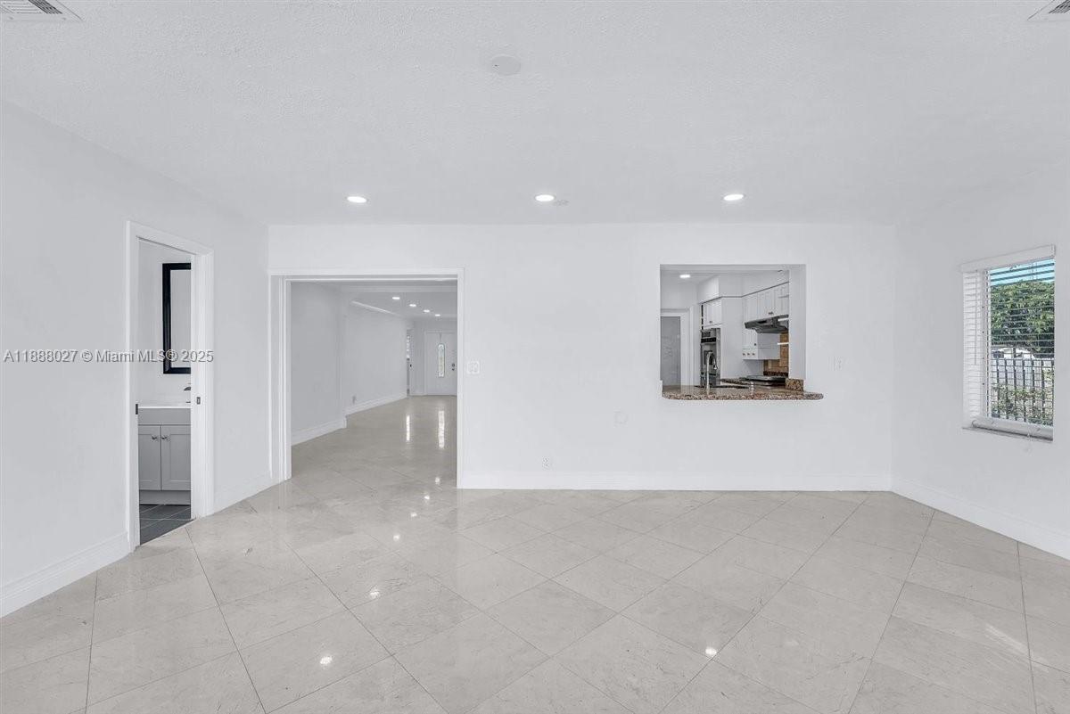 HOLLYWOOD HILLS - Residential