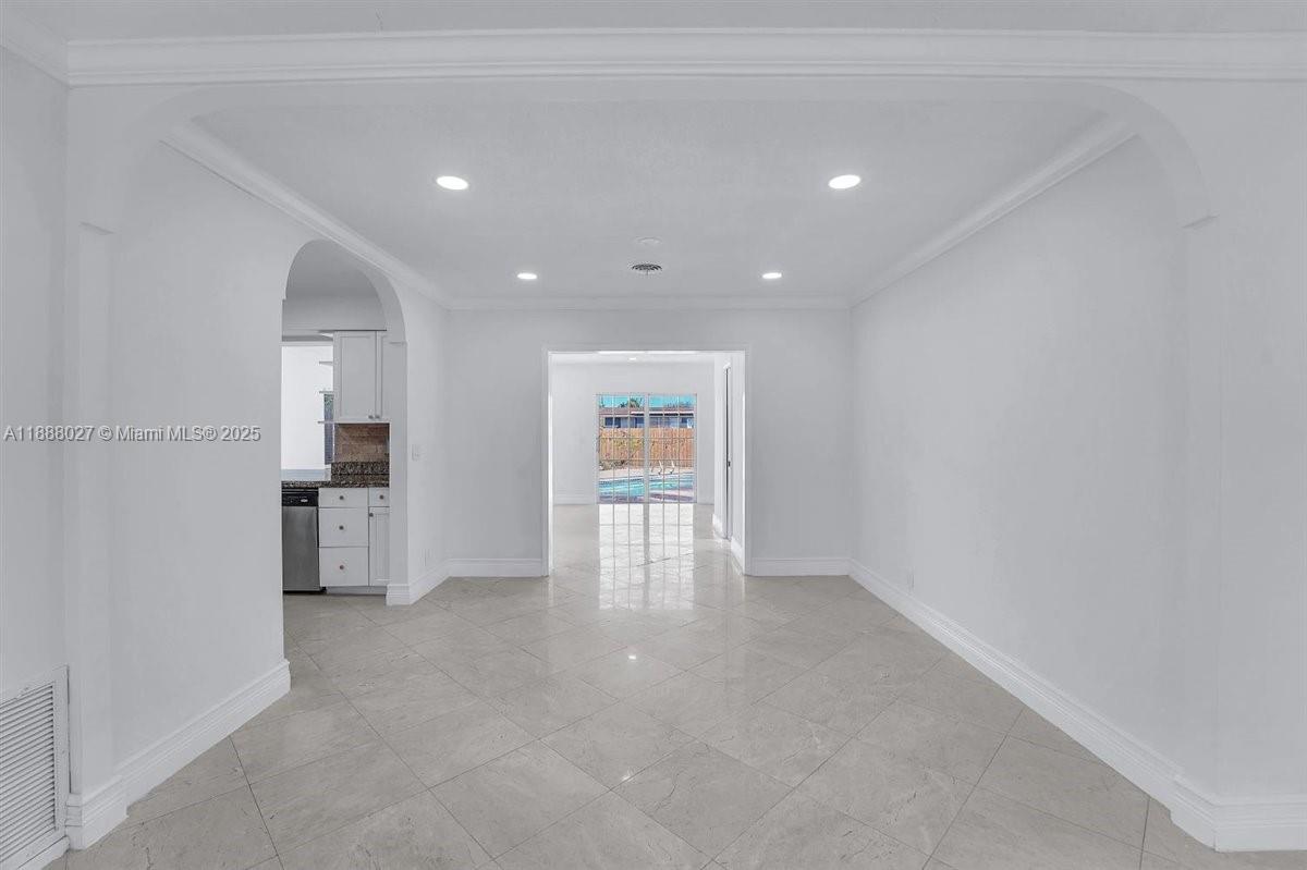 HOLLYWOOD HILLS - Residential