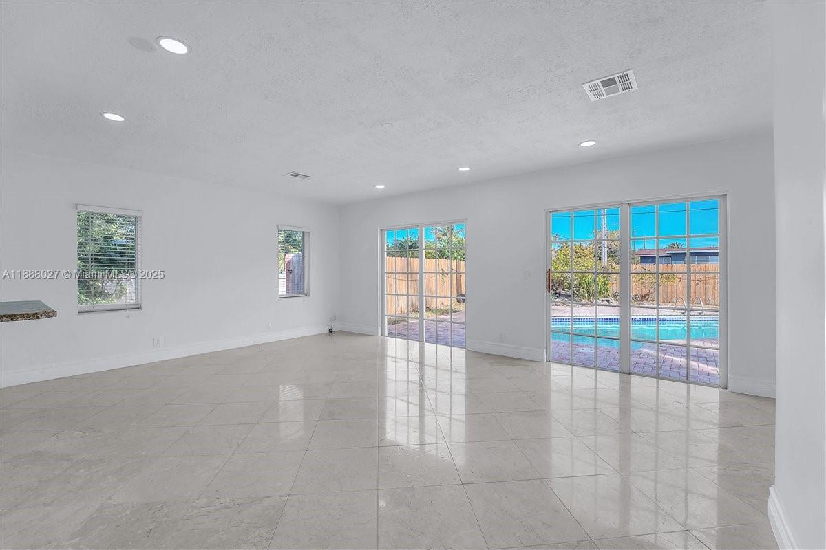 HOLLYWOOD HILLS - Residential