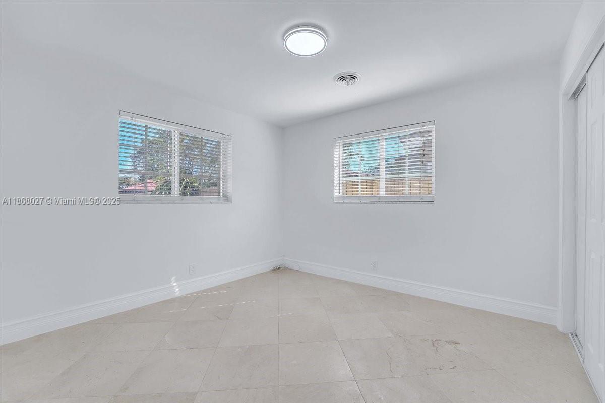 HOLLYWOOD HILLS - Residential