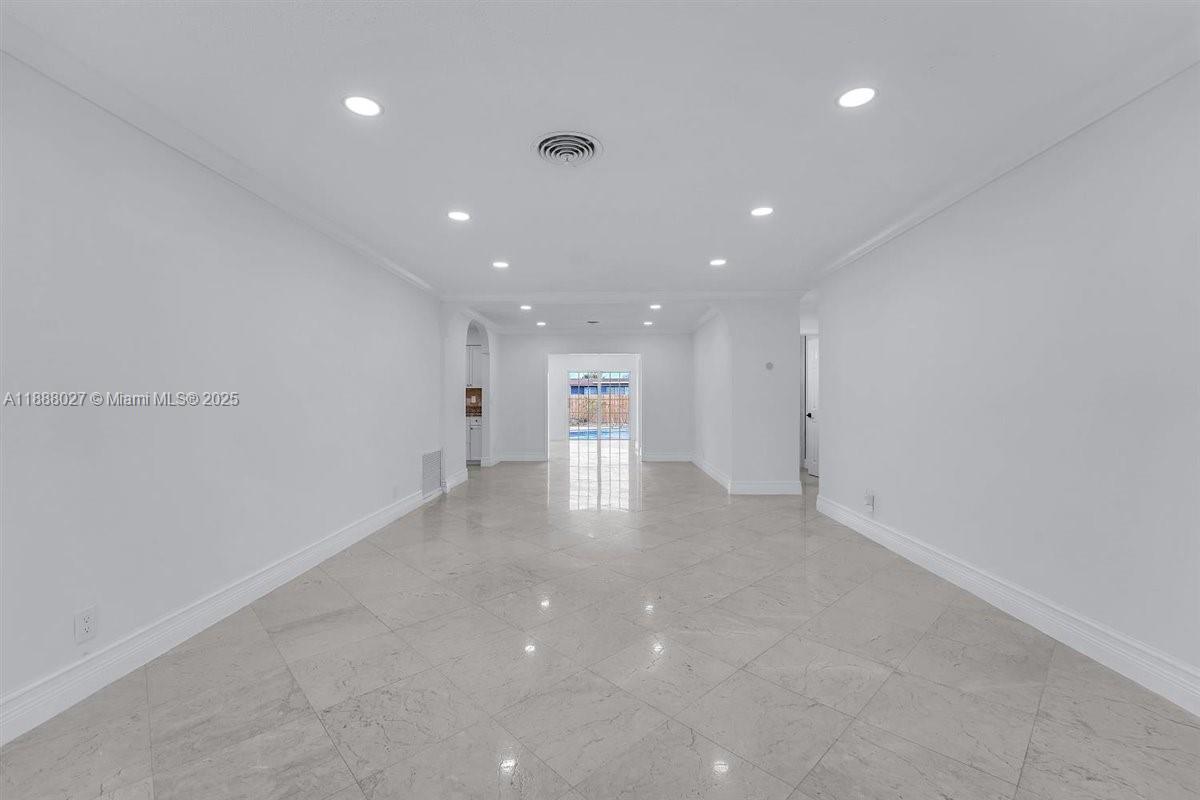 HOLLYWOOD HILLS - Residential