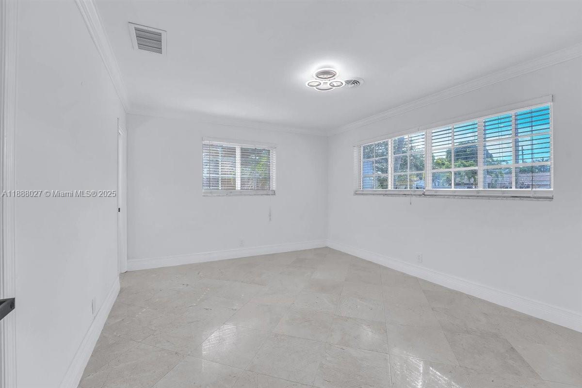 HOLLYWOOD HILLS - Residential