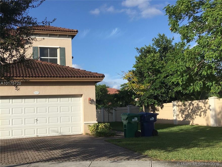 BEAUTIFUL AND IMPECCABLE TOWNHOUSE CORNER WITH DOUBLE GARAGE CLOSE TO COMMUNITY POOL, FLORIDA'S TURNPIKE, PUBLIC LIBRARY, STORES SAND SCHOOLS.
