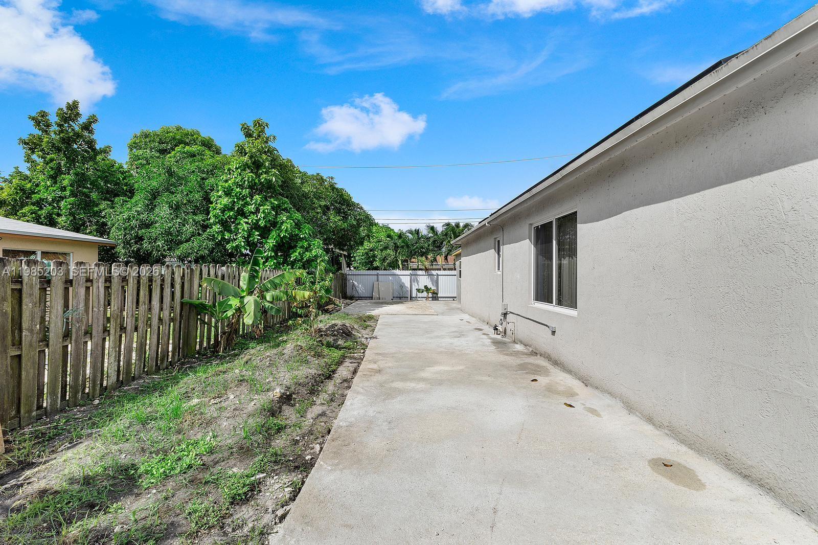 SUNRISE GOLF VILLAGE SEC - Residential Lease