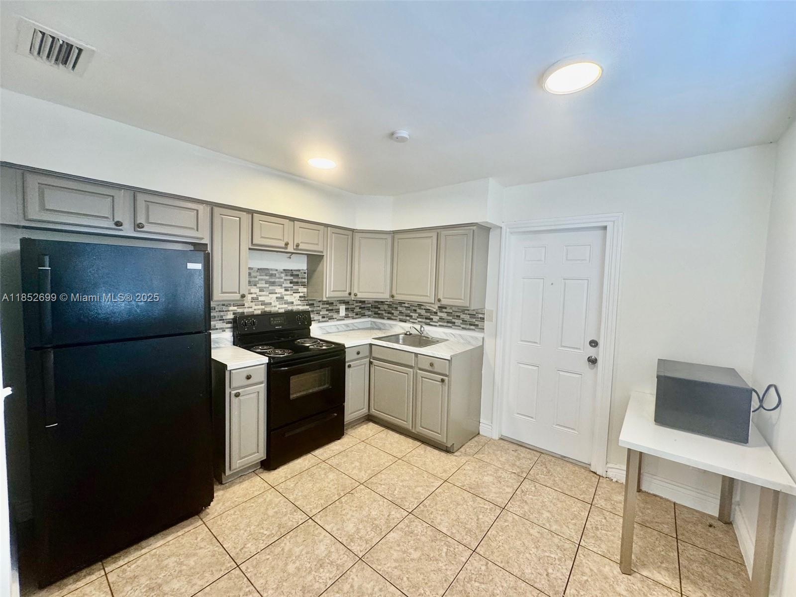 2/1 with Private Fenced Backyard! Washer and Dryer in the apt, Fast and easy approval.