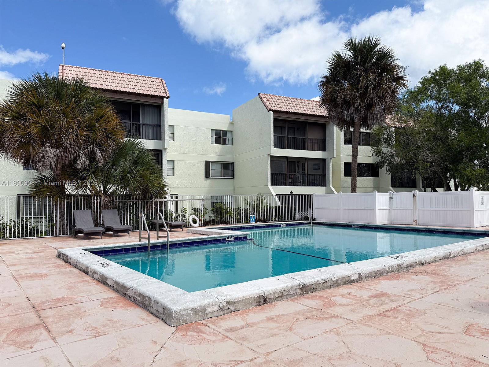 BUILDING FOUR OF RACQUET - Residential
