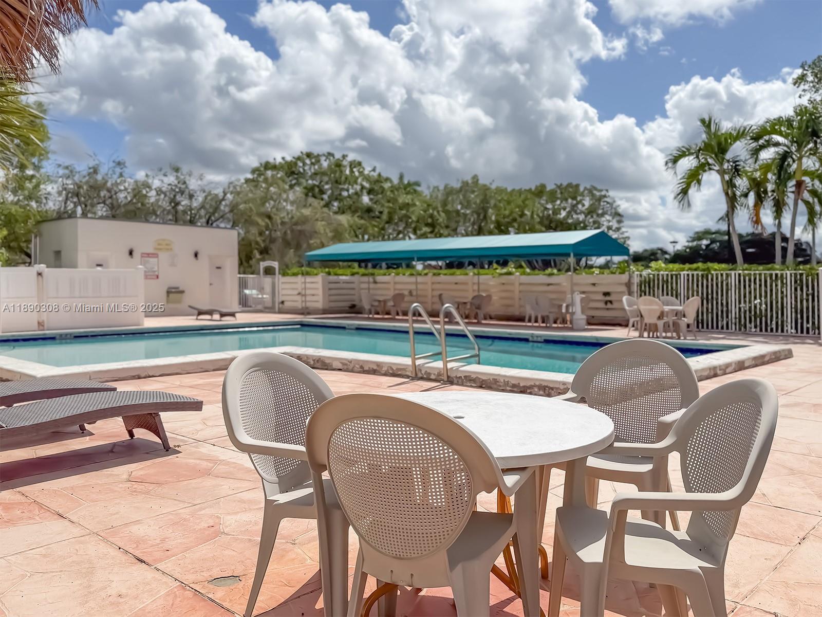 BUILDING FOUR OF RACQUET - Residential
