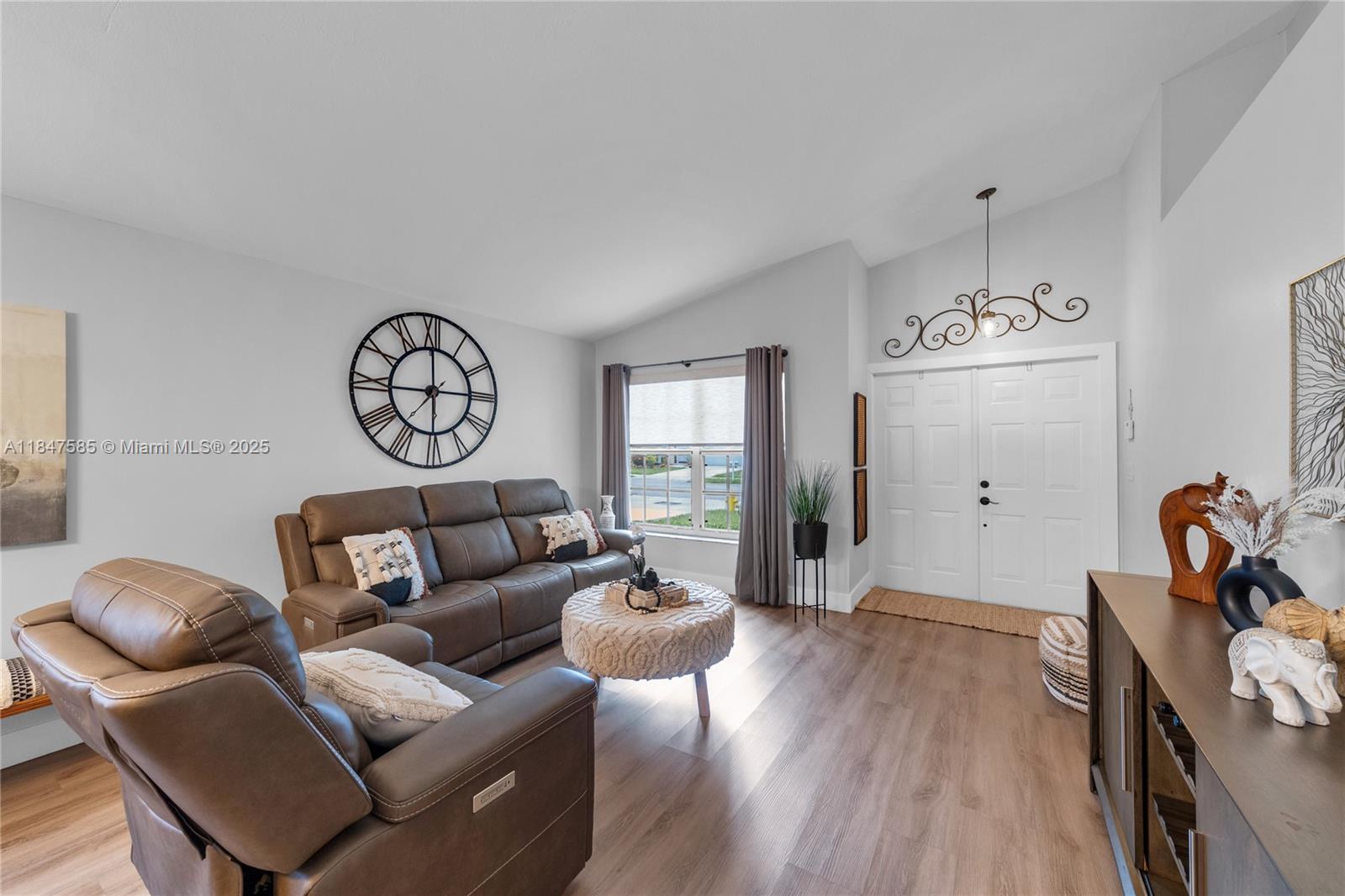 14682 Vista Luna Dr