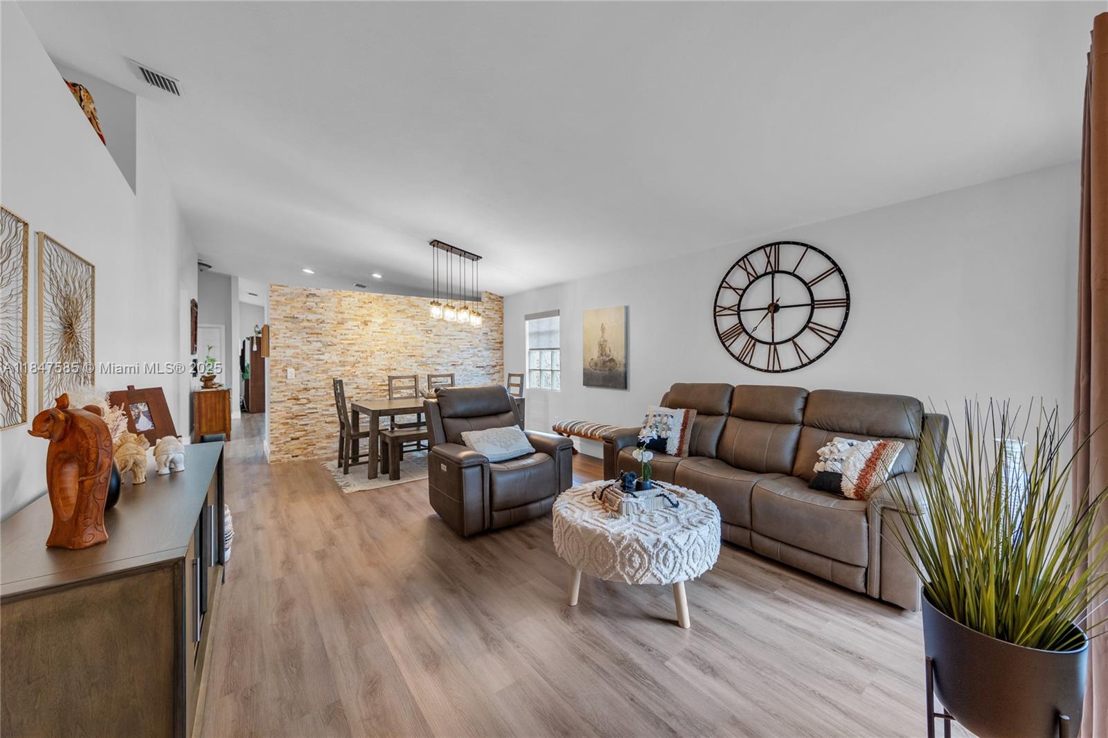 14682 Vista Luna Dr