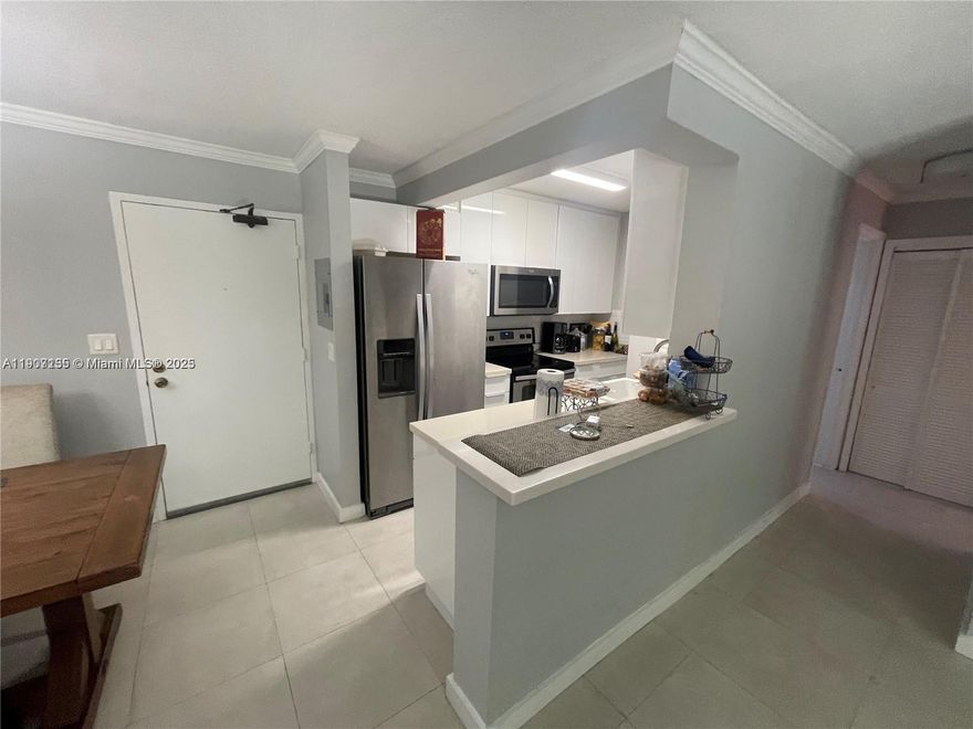 Wonderful 2/2 split floor plan! 
Amazing location, easy to get in and out of Brickell.