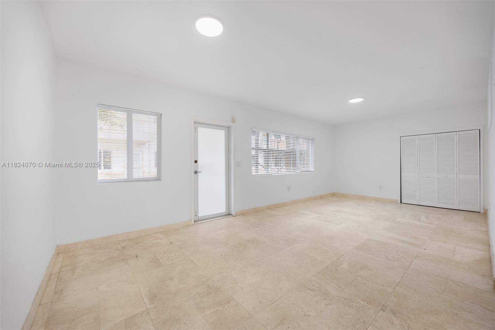 1100 Venetian Way 1D, Miami, Broward County, Florida - 1 Bedrooms  
1 Bathrooms - 