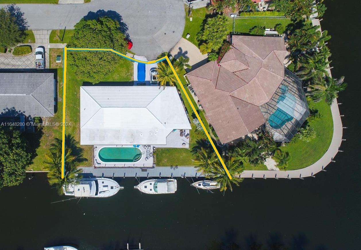 CORAL KEY VILLAS 3RD SEC - Residential