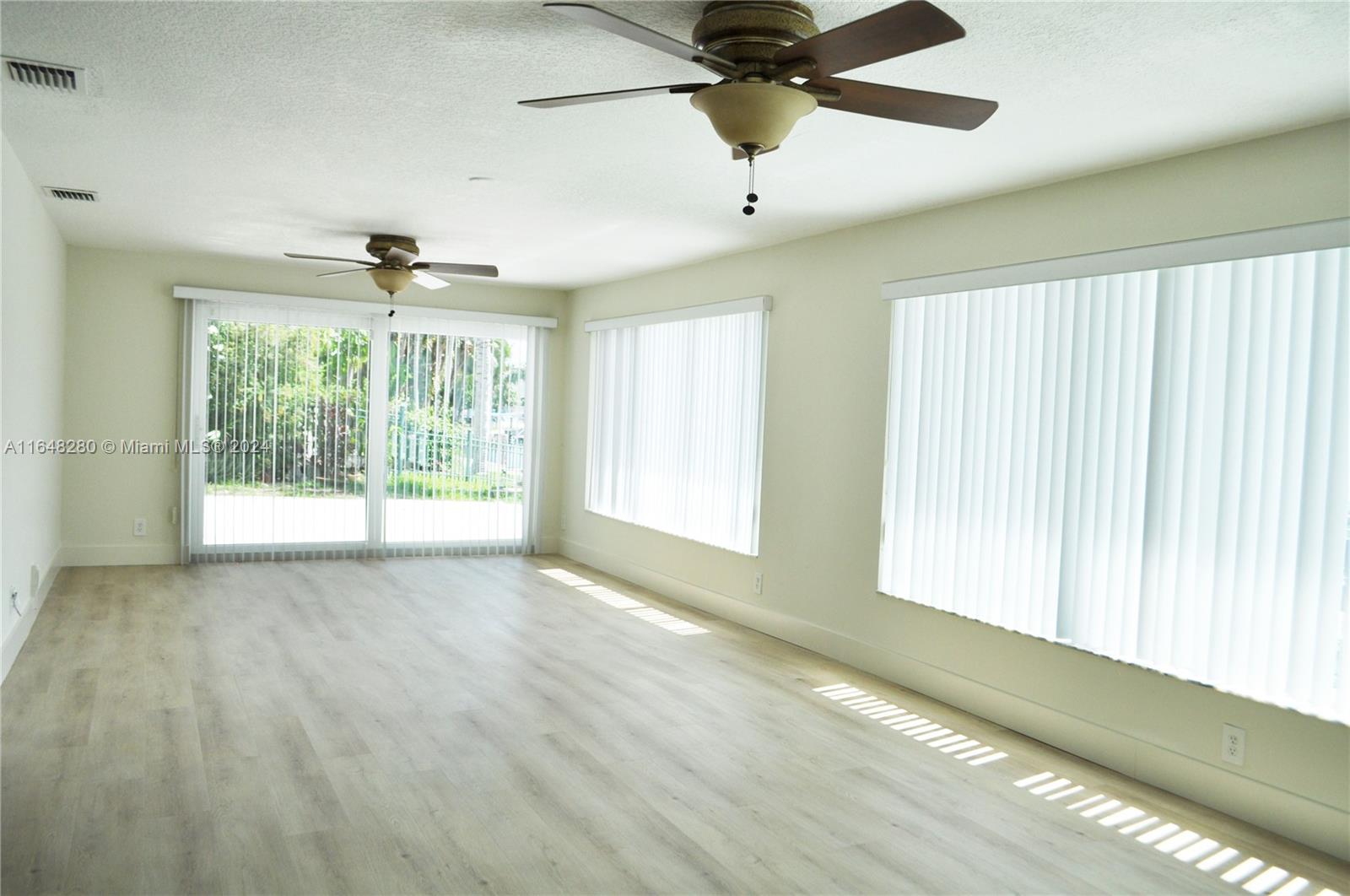 CORAL KEY VILLAS 3RD SEC - Residential