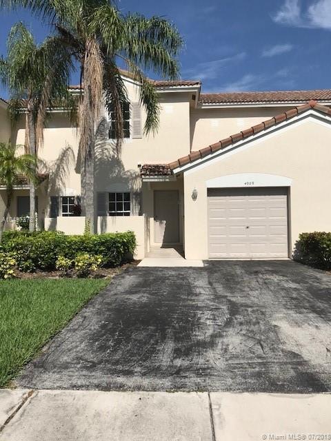 OAKBRIDGE Great opportunity ** 3 ** Bedroom ** 2.5 ** Bathrooms, excellent conditions, ready to move in.
2 to 3 parking spaces at the entrance plus the garage. Dining room, Breakfast area and formal dining room. Fenced private patio. Master bedroom with walk-in closet. Customized closets. Washer and Dryer. To move in is required first month and 2 security deposit. 2 adults and 2 kids , NO PETS