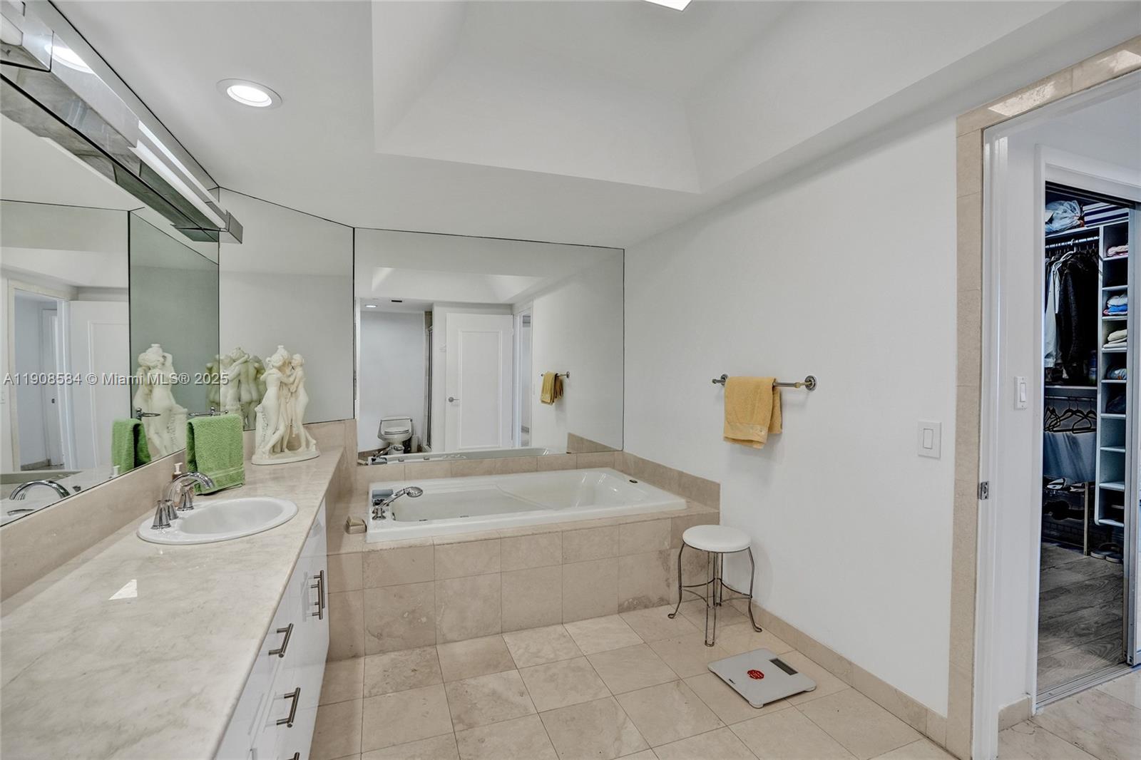 2000 ISL BLVD WILLIAMS IS - Residential