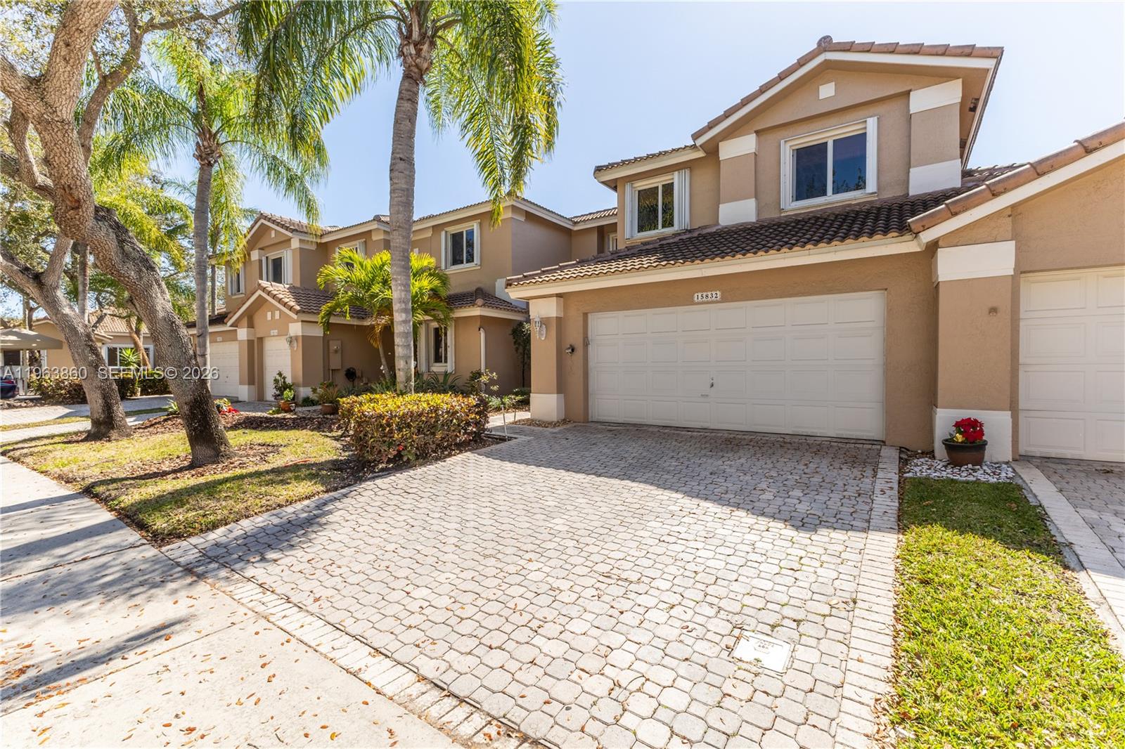 HOLLYWOOD LAKES COUNTRY C - Residential