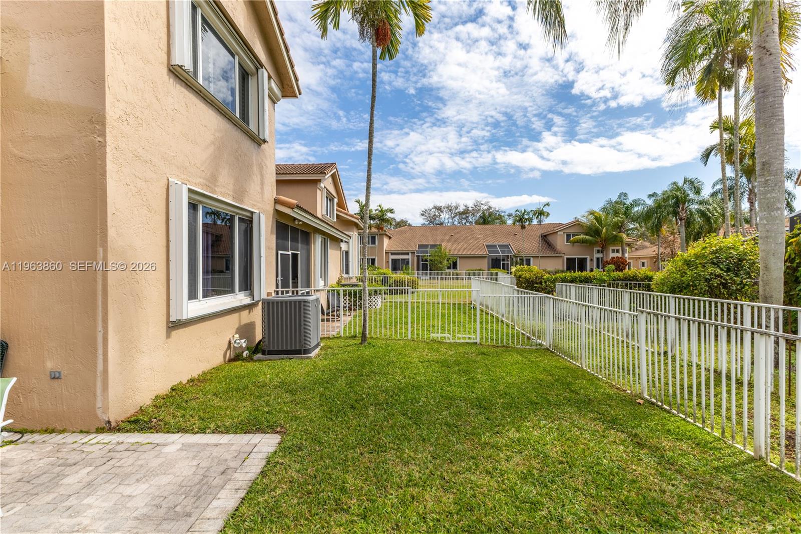 HOLLYWOOD LAKES COUNTRY C - Residential