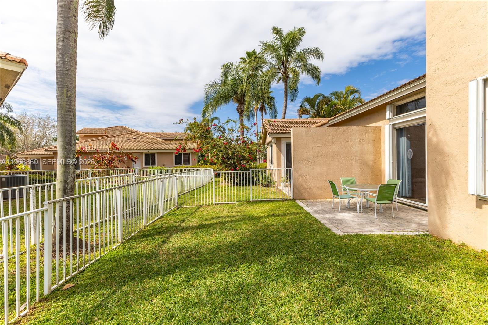 HOLLYWOOD LAKES COUNTRY C - Residential