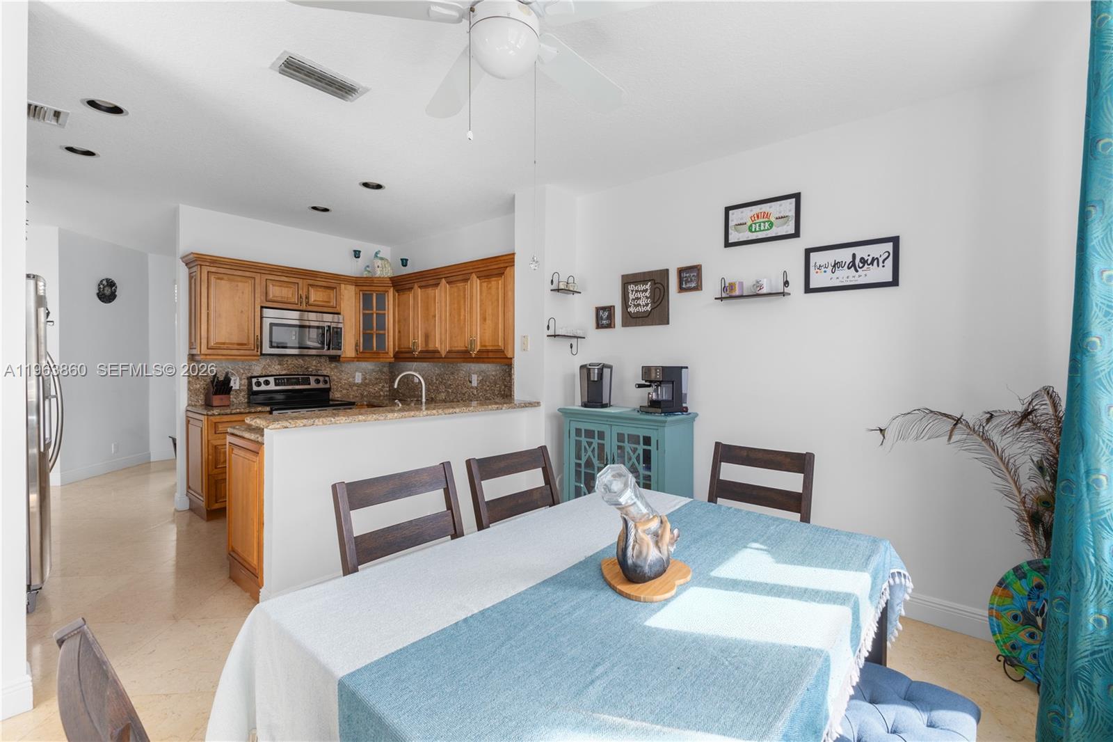 HOLLYWOOD LAKES COUNTRY C - Residential