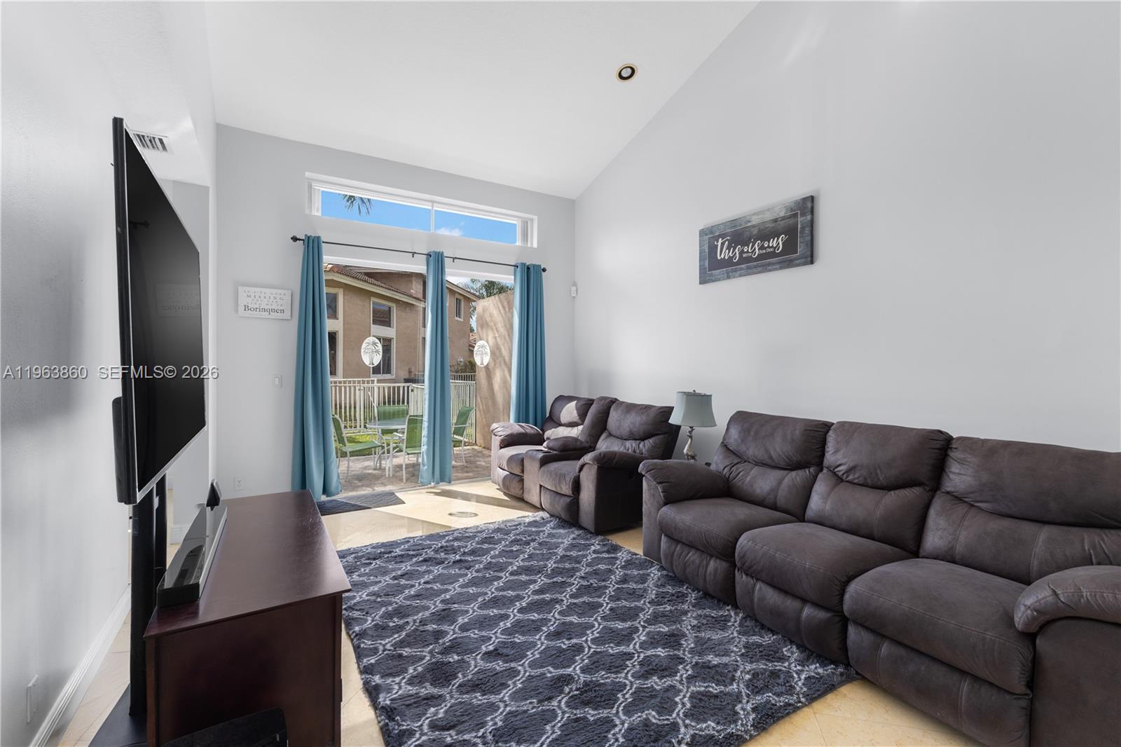 HOLLYWOOD LAKES COUNTRY C - Residential