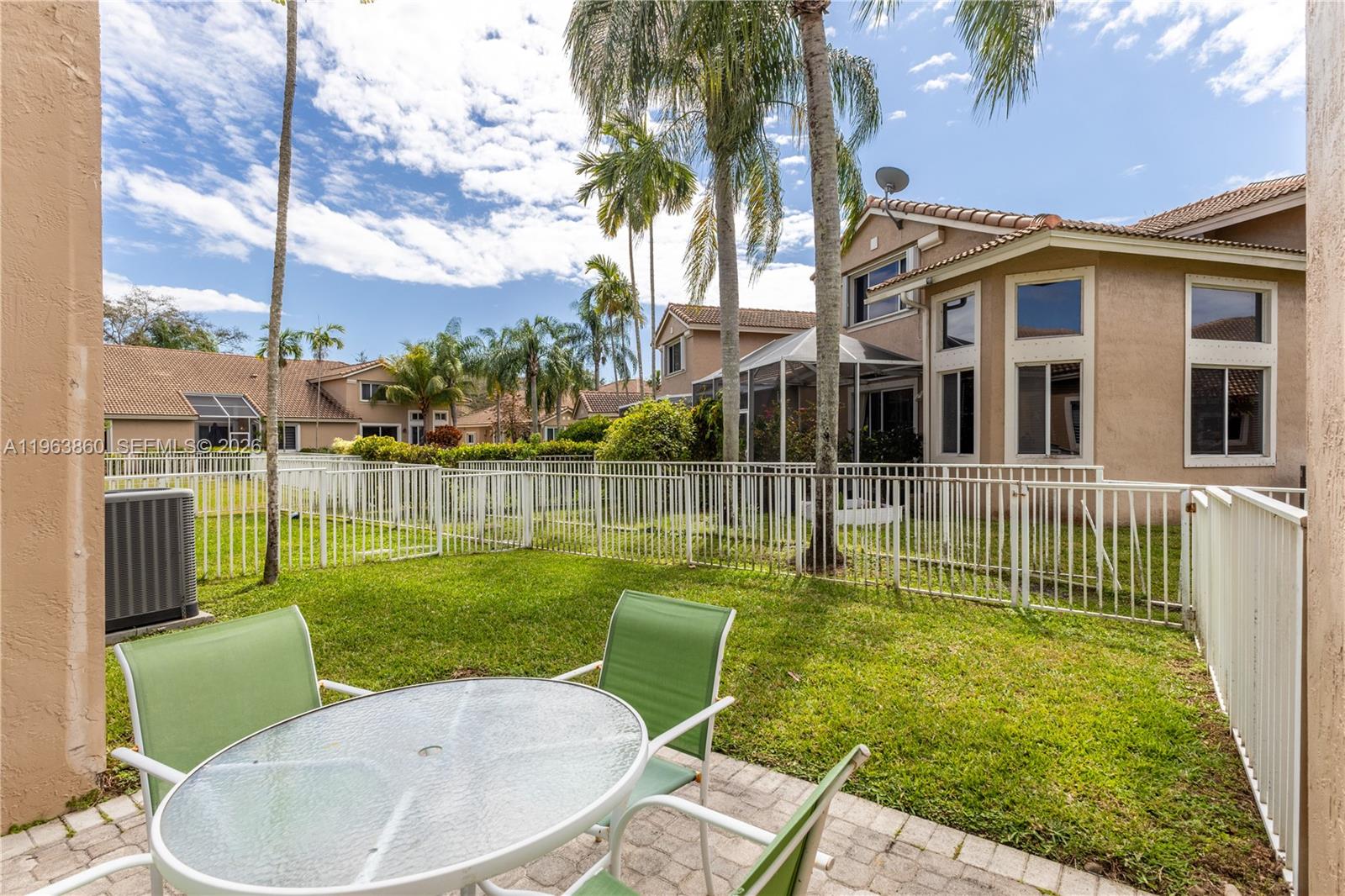 HOLLYWOOD LAKES COUNTRY C - Residential