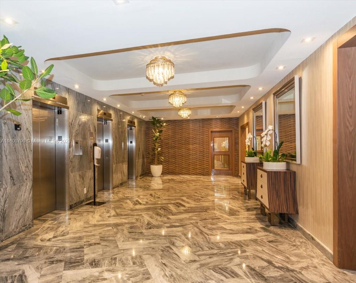 THE CARRIAGE HOUSE CONDO - Residential