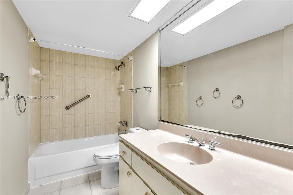 THE CARRIAGE HOUSE CONDO - Residential