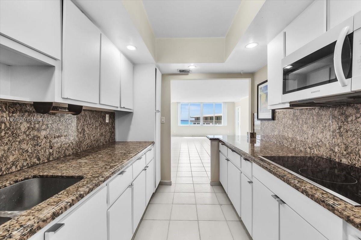 THE CARRIAGE HOUSE CONDO - Residential