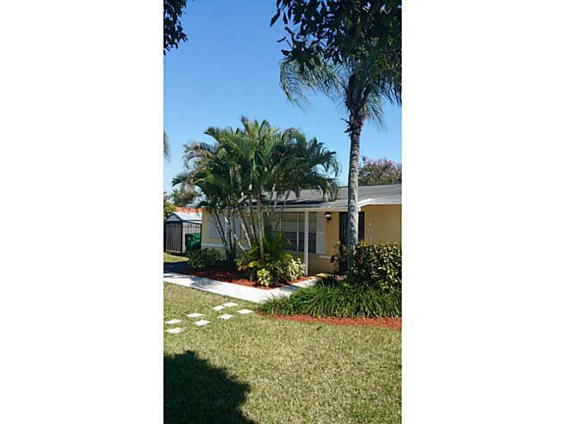 **WINSTON PARK BEAUTY**3 BEDROOMS, 2 BATHS**FAMILY ROOM**CORNER LOCATION**IMMEDIATE OCCUPANCY**FIRST MONTHS RENT PLUS TWO MONTHS SECURITY. WINSTON PARK CLUB WITH PLAYGROUND, VOLLEYBALL COURT, GYM, BBQ, GARDENS AND POOL.