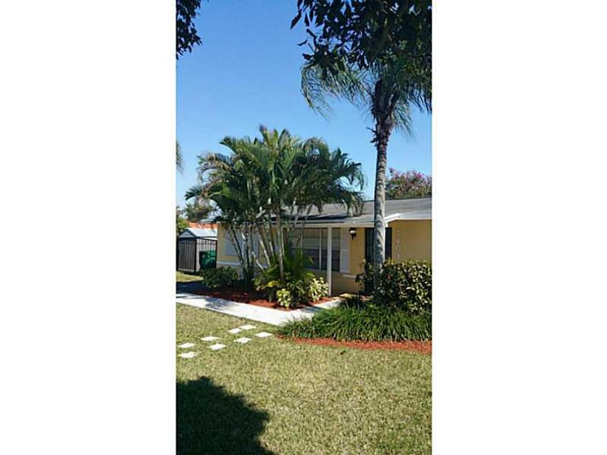 **WINSTON PARK BEAUTY**3 BEDROOMS, 2 BATHS**FAMILY ROOM**CORNER LOCATION**IMMEDIATE OCCUPANCY**FIRST MONTHS RENT PLUS TWO MONTHS SECURITY. WINSTON PARK CLUB WITH PLAYGROUND, VOLLEYBALL COURT, GYM, BBQ, GARDENS AND POOL.