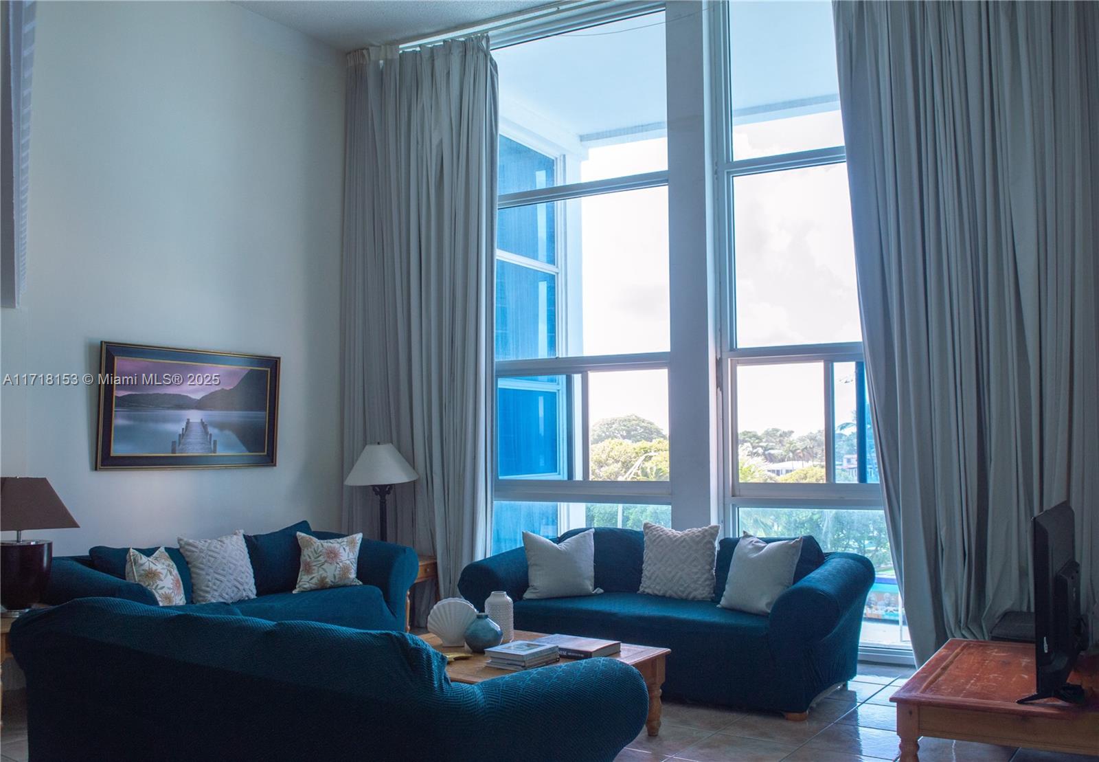 5445 Collins Ave M21