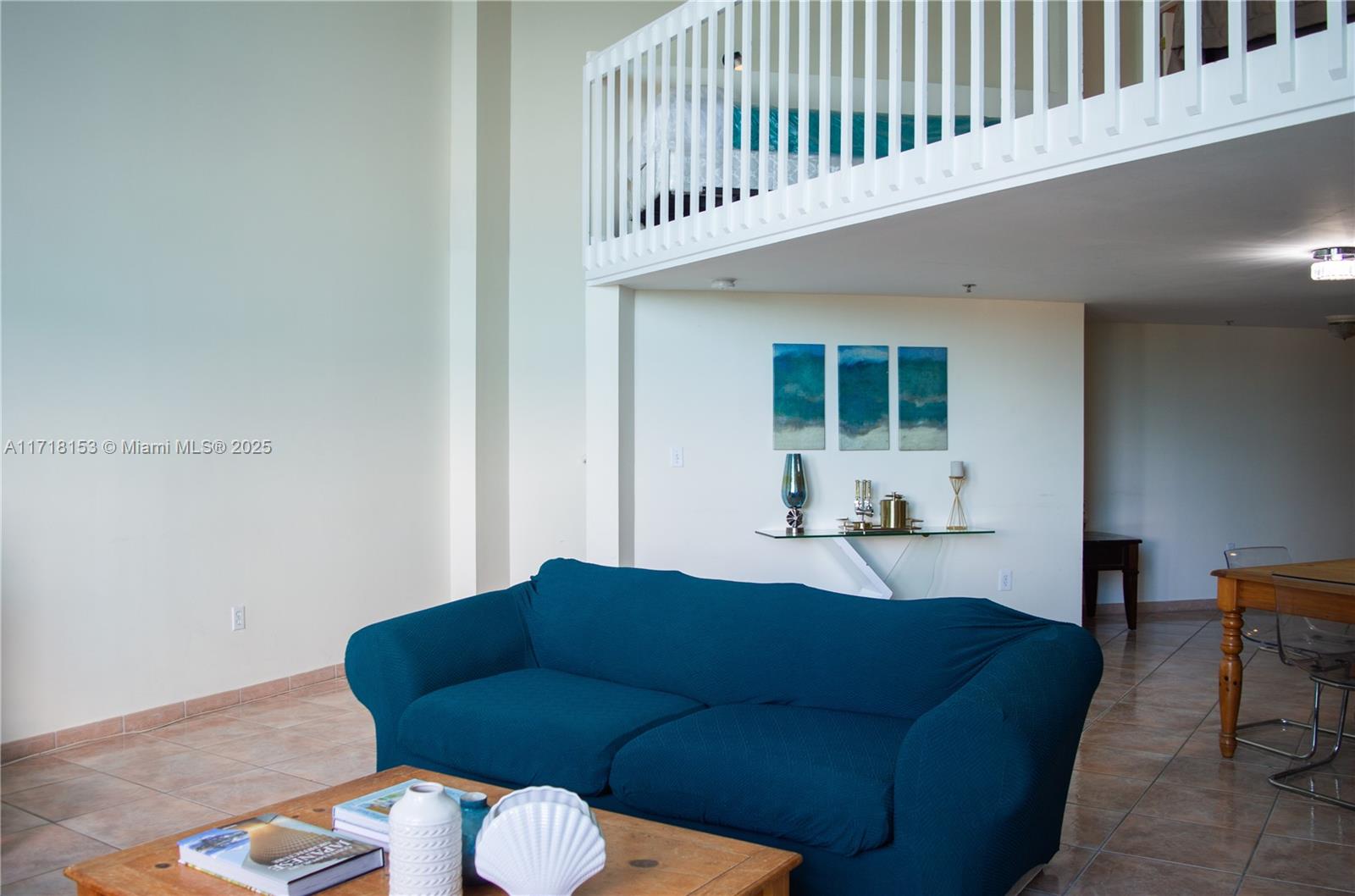 5445 Collins Ave M21