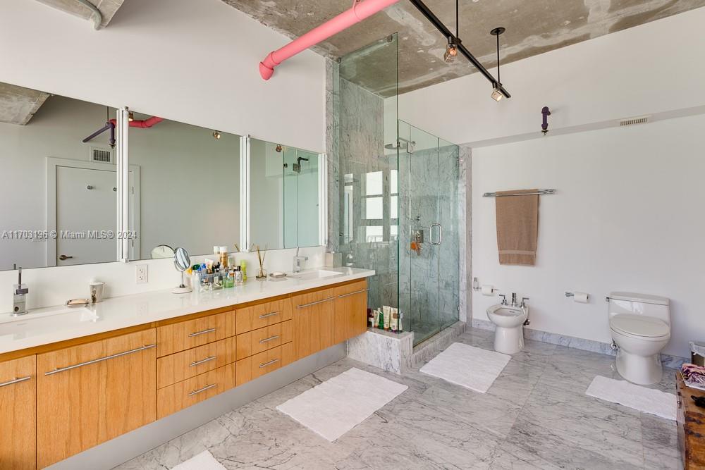 SOUTH POINTE TOWERS - Residential