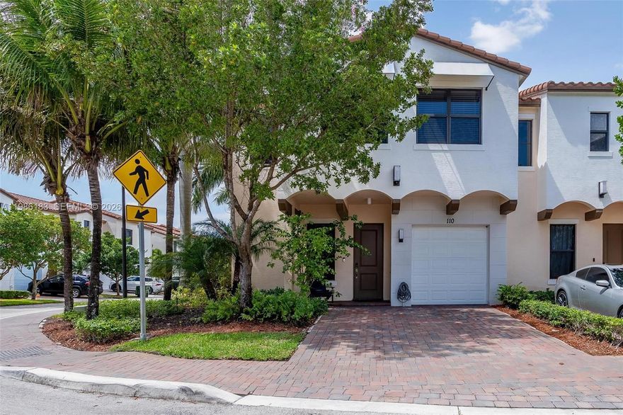 Bright corner-unit townhouse — 4 bed, 2.5 bath, 2-story home in a top school district. Spacious, light-filled layout with tile floors on the main level and cozy carpet upstairs; large windows and an open flow create an inviting living and dining area ideal for families. Corner location offers extra privacy and natural light — move-in ready and conveniently located near parks, shops, and the area’s best schools.