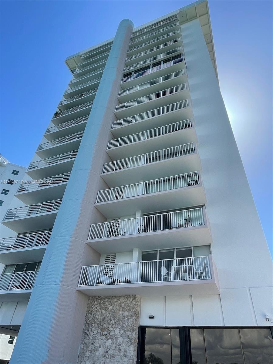 One bedroom & One and a half Bath condo for sale in Regency Tower in Miami Beach, across the street from the ocean. Balcony with partial ocean views. Amazing location in a quiet area of Miami Beach but just minutes away from the restaurants, cafes, stores and all that South Berach has to offer! Amenities include pool, gym corner, community room, laundry room, community dock, doorman, secured lobby.